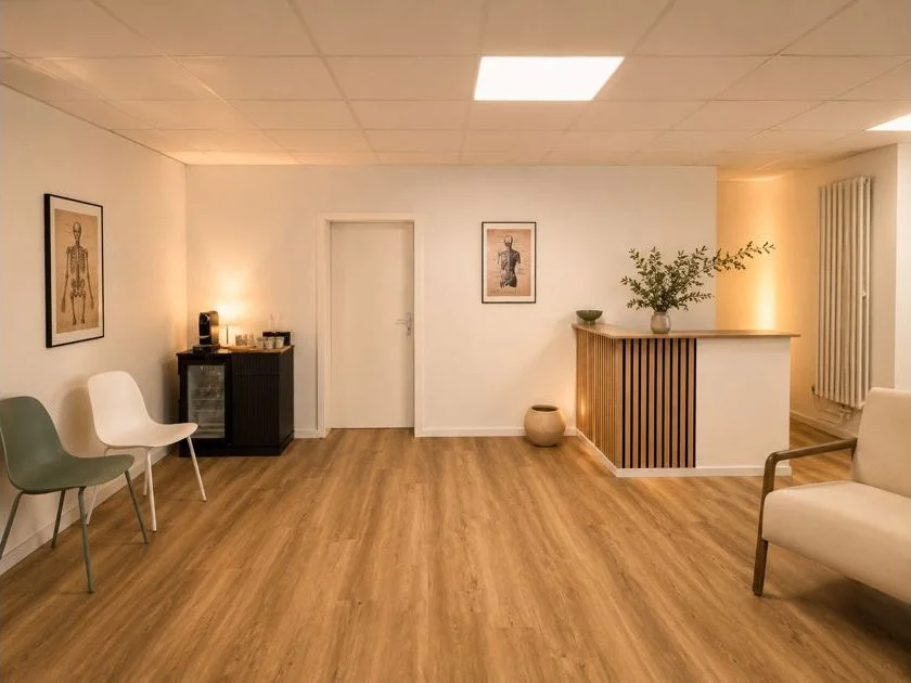 Empfangs- und Wartebereich des SH PhysioStudio mit Holztresen.