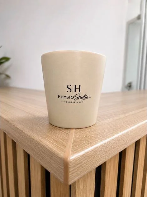 Detail: Tasse mit SH-PhysioStudio-Logo.